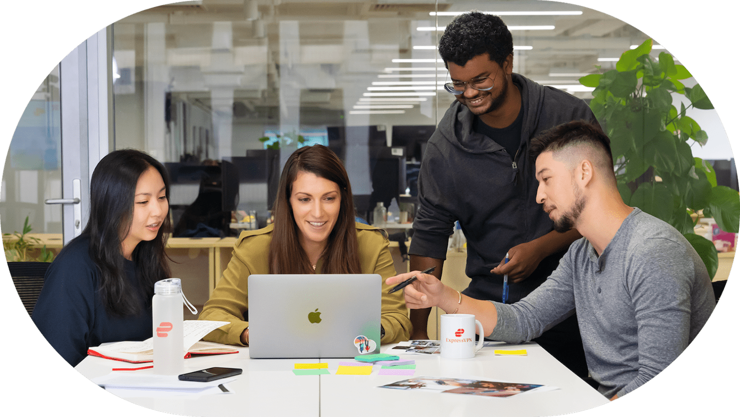 Empleados de ExpressVPN colaborando