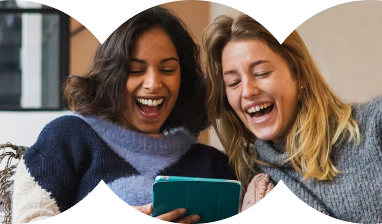 Afbeelding van vrienden die streamen met een cirkelvormige opmaak